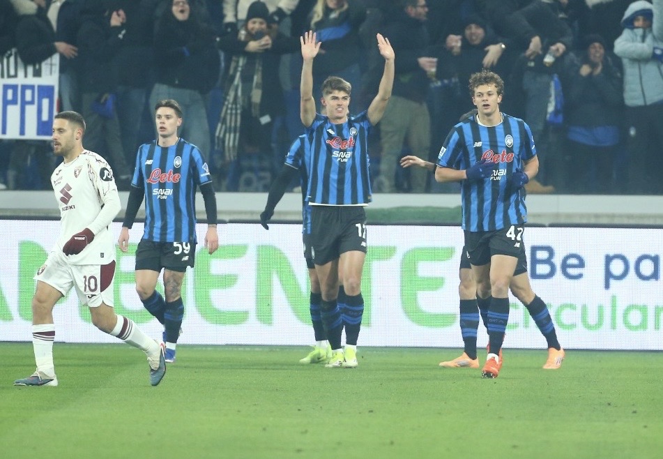 De Ketelaere apre, San Carnesecchi protegge il vantaggio e Pasalic in trionfo: Toro battuto, Como più vicino