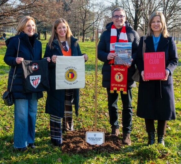 L’amicizia tra Bilbao e Bergamo suggellata da un “alberello di Gernika” e una targa al Parco Goisis