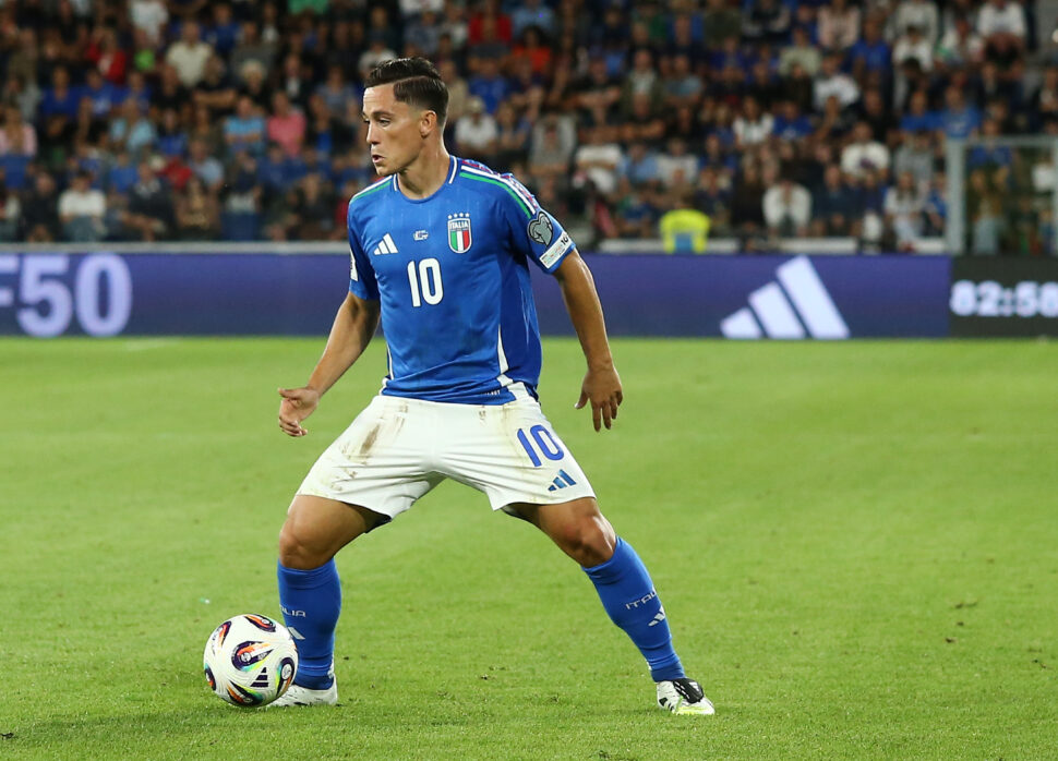 Corsa contro il tempo per Raspadori: in panchina anche senza allenarsi, ma va tesserato