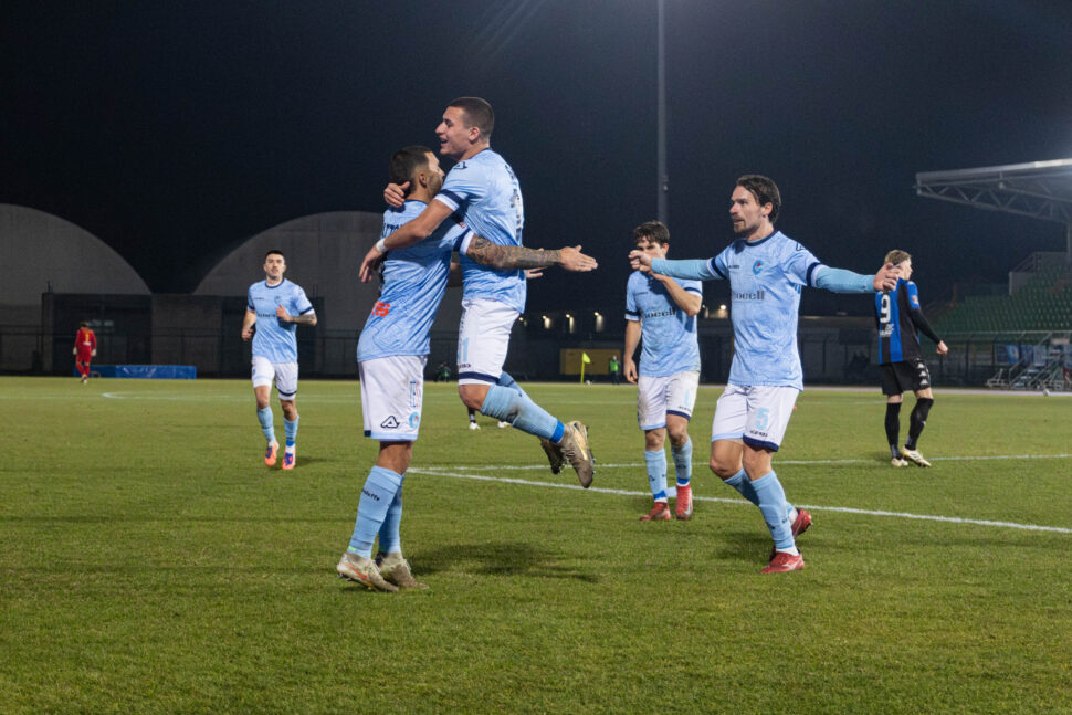 AlbinoLeffe, Sali e… pari in 11 contro 10 col Renate