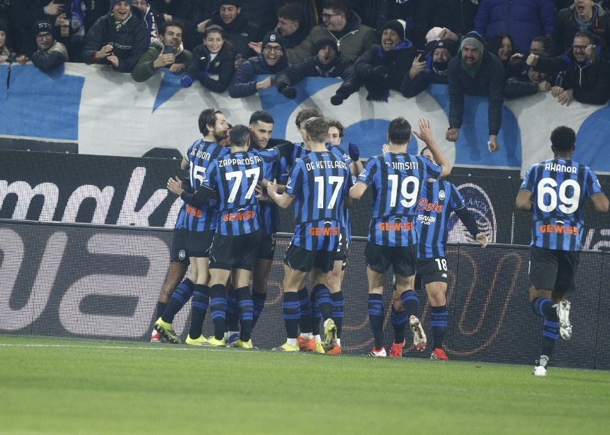 Atalanta avanti di rigore, poi la Juve (traversa e paratona di Carnesecchi) se ne becca altri due