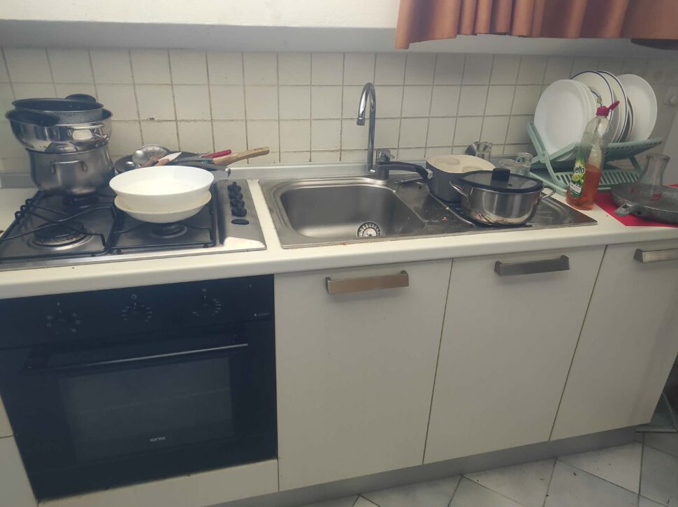 L’immensa fatica del casalingo (e delle casalinghe). Perché non stipendiarci?