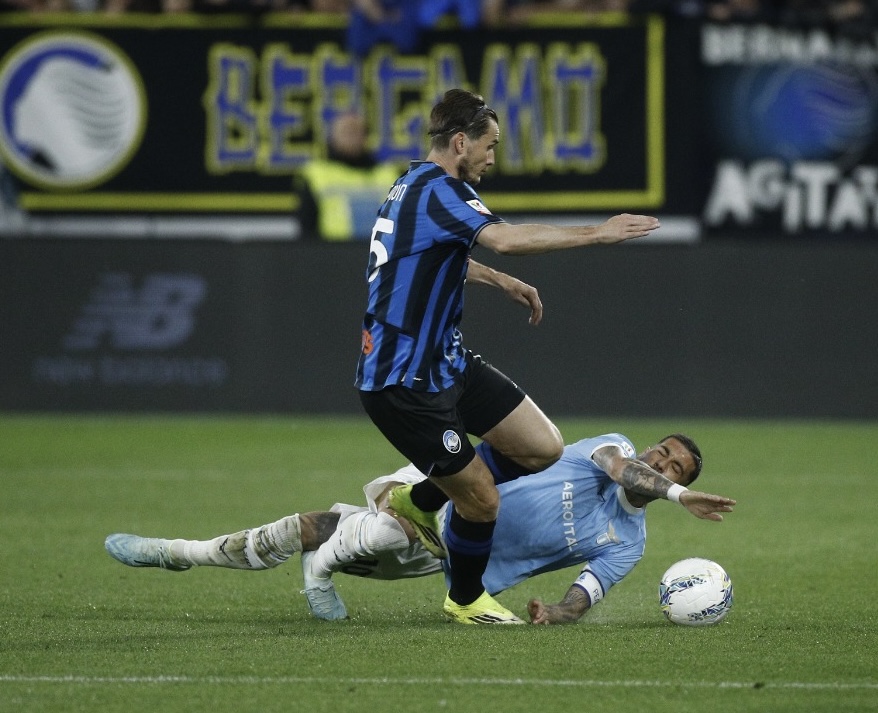 Colombo e Motta fanno volare l’Aquila: l’Atalanta fallisce la finale di Coppa Italia ai rigori