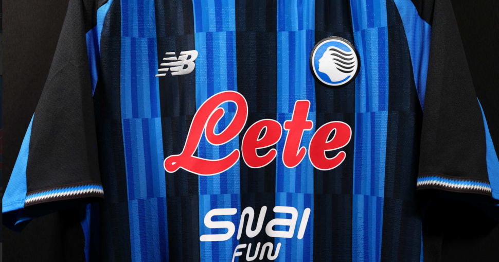 La nuova prima maglia col total black sulle spalle e l’effetto pannelli dello stadio: vi piace?