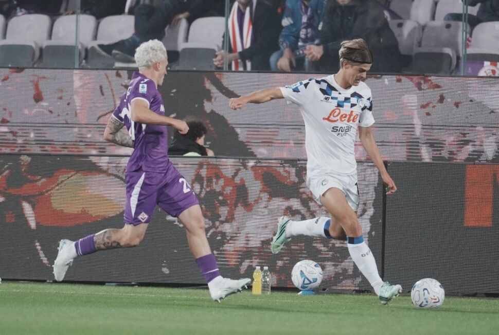 De Ketelaere ricambia il favore a Zalewski, ma perfino la Fiorentina in crisi rosicchia qualcosa all’Atalanta: 2-2